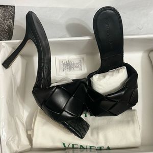 BOTTEGA VENETA Black Intrecciato Leather mules The Lido Sandals size 8.5